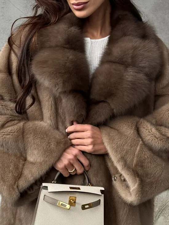 Короткая норковая шуба с воротником куницы - фото 2