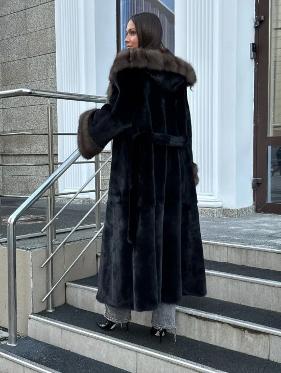 Черная шуба из меха SAGA FURS с отделкой из куницы - фото 2