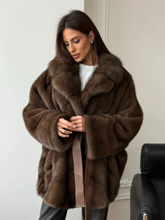 Коричневый полушубок с воротником куницы - летучая мышь - фото 0