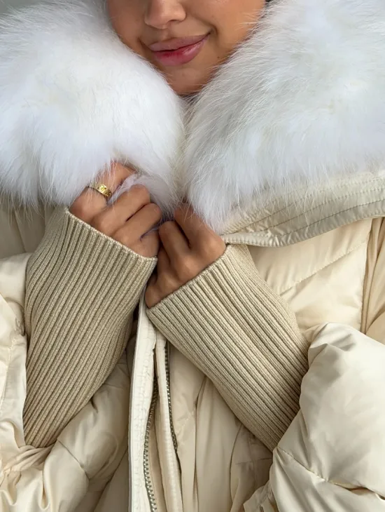 Бежевый зимний пуховик - фото 1