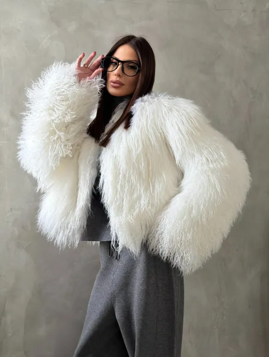 Белая кроп-шуба из меха ламы - фото 13