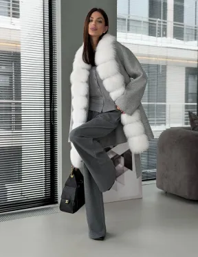 Серое пальто с меховым воротником - фото 15