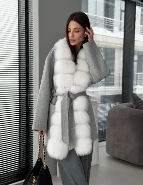 Серое пальто с меховым воротником - фото 18