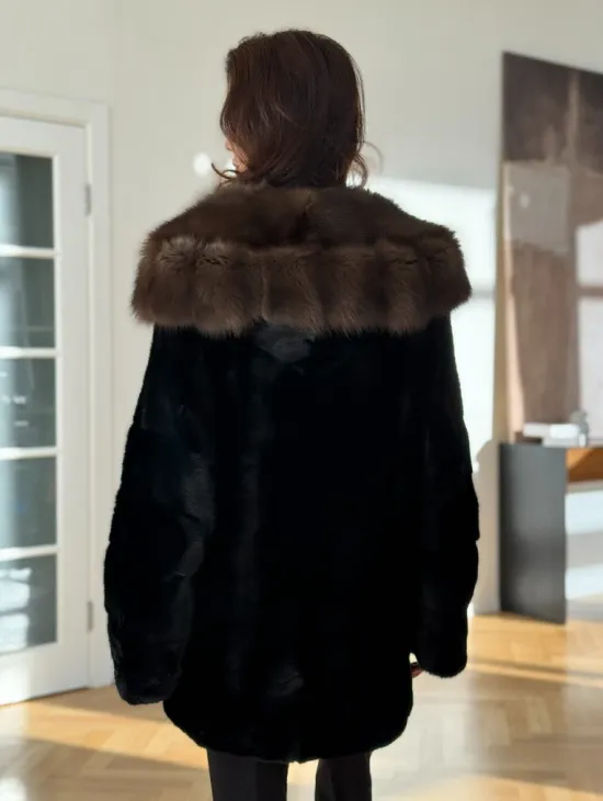 шуба из норки с капюшоном из меха куницы - фото 3