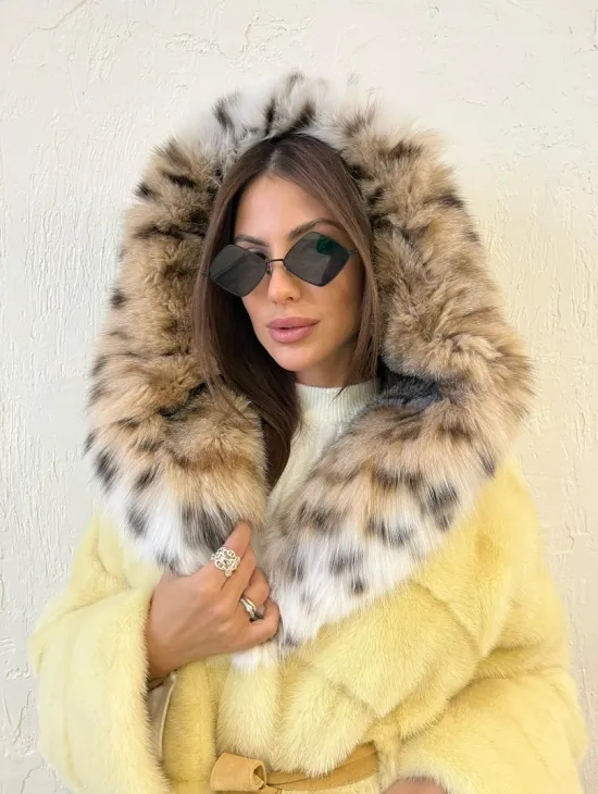Шуба норковая с капюшоном из меха рыси в лимонном цвете - фото 2