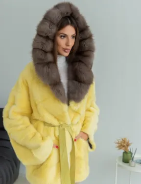 Норковое пончо - шуба с капюшоном из меха куницы - желтого цвета - фото 0