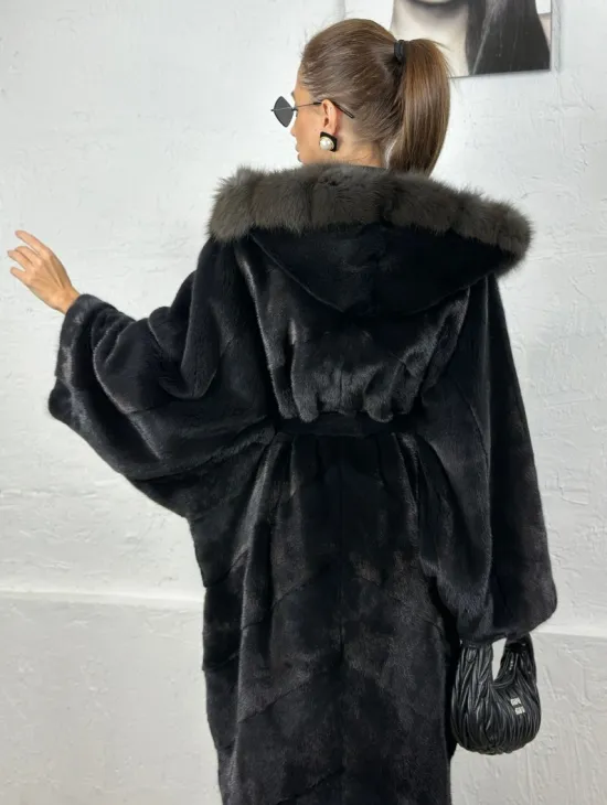 Эффектная шуба свободного силуэта с капюшоном куница - цвет инфинити - фото 2