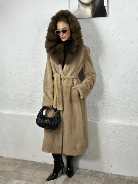 Песочная норковая шуба с капюшоном из куницы - фото 5