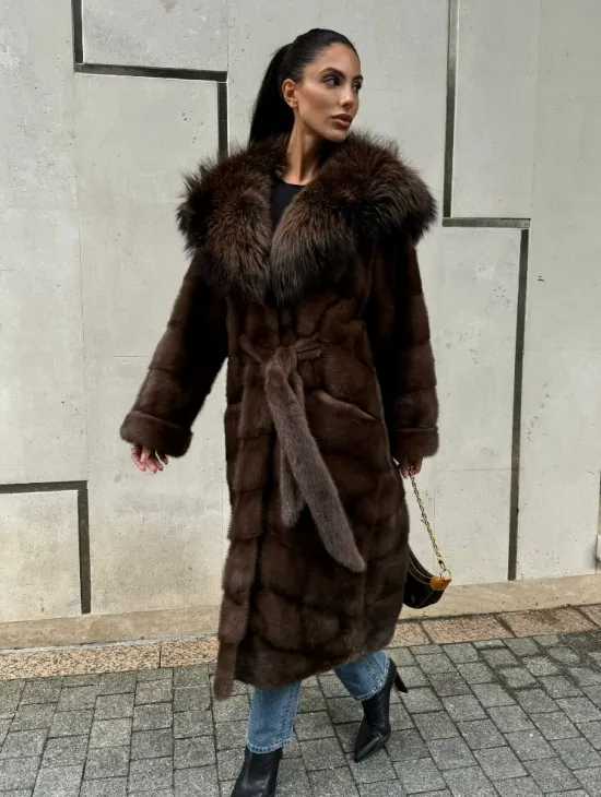 Норковая шуба с капюшоном кобра из меха чернобурки в коричневом цвете - фото 11