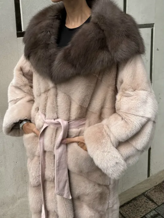 Норковая шуба с капюшоном из меха куницы пудрового цвета (нежно-розовый) - фото 2